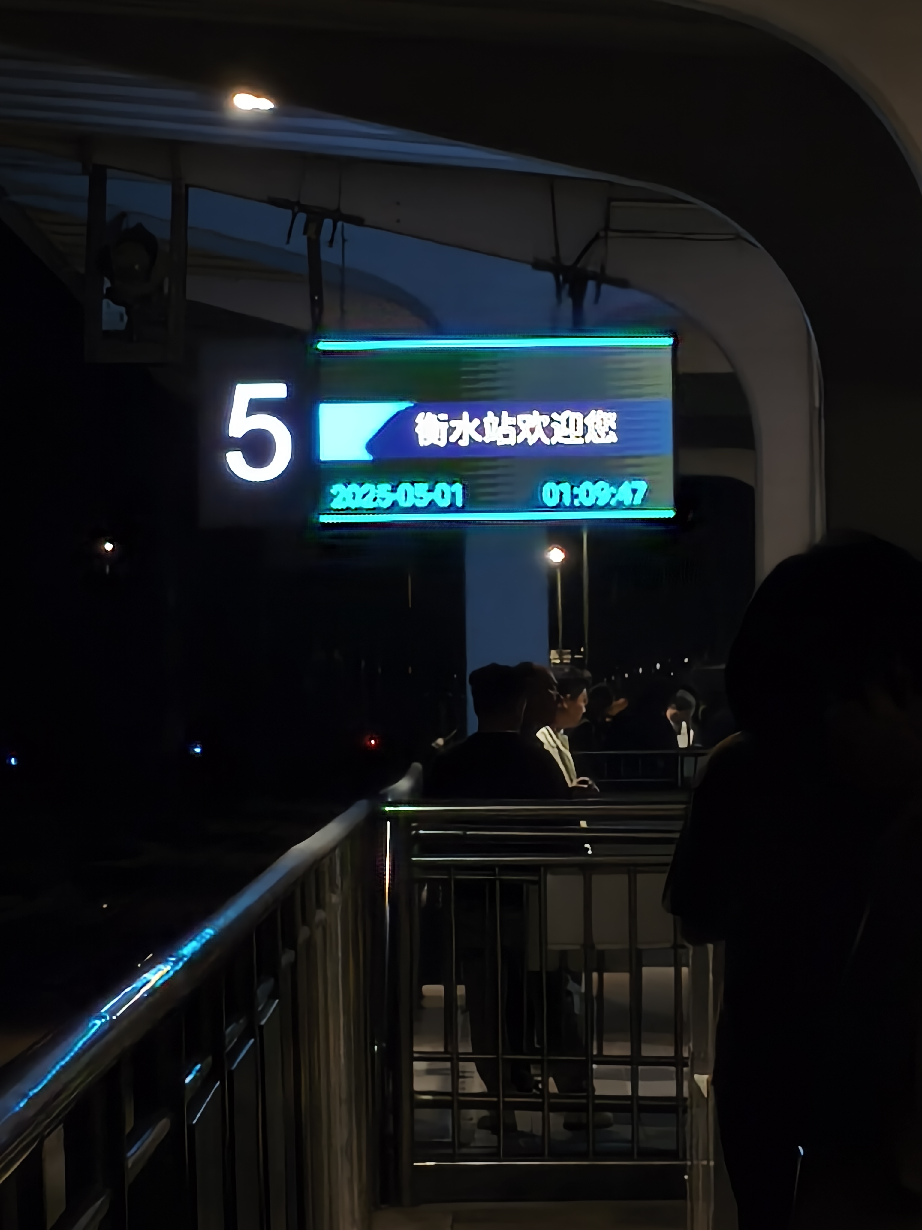 裂开了